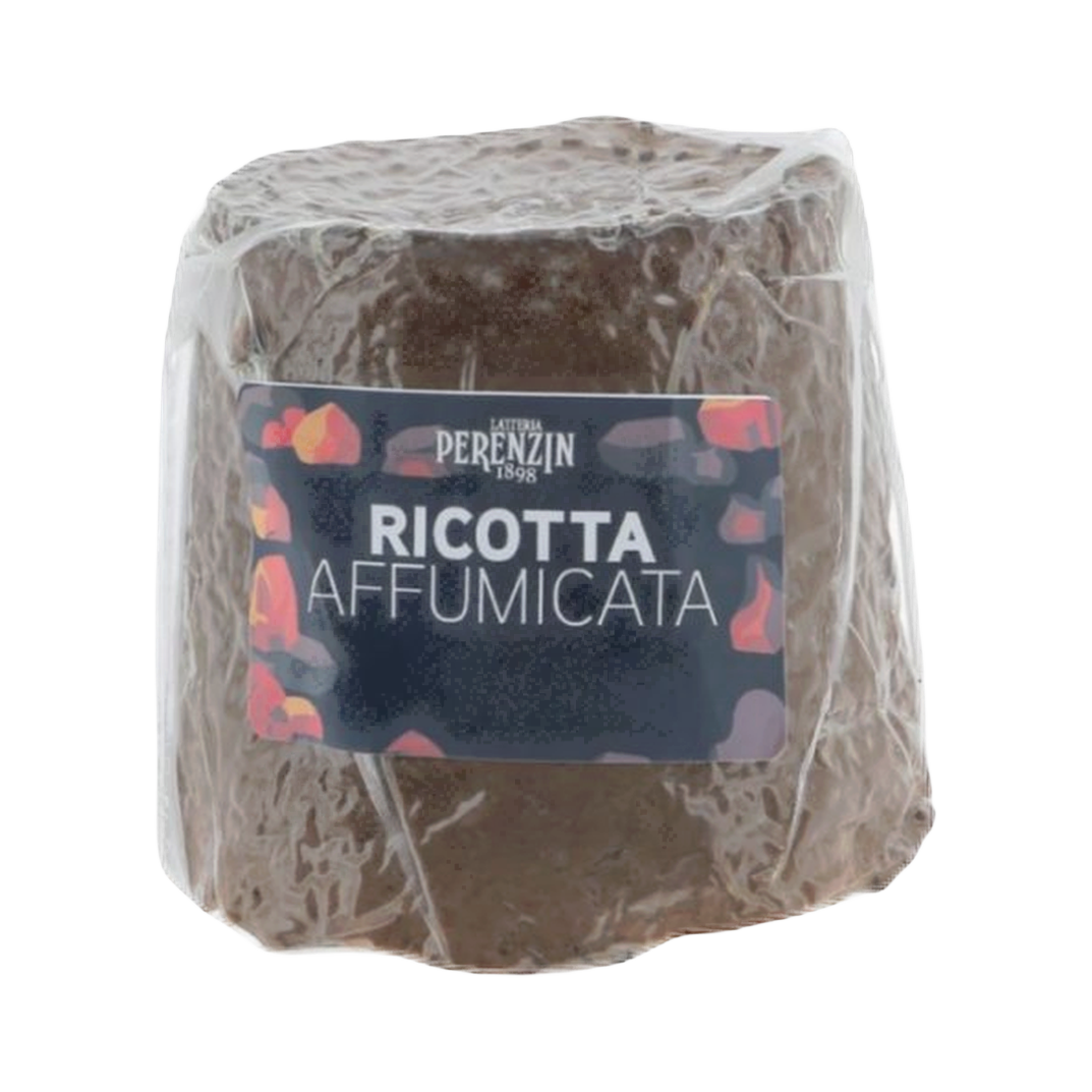 Ricotta affumicata di capra 180 g – Rcotta wędzona na naturalnym drewnie bukowym 180 g bez tła