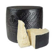 Pecorino romano nero DOP – Twardy ser z mleka owczego o czarnej skórce bez tła