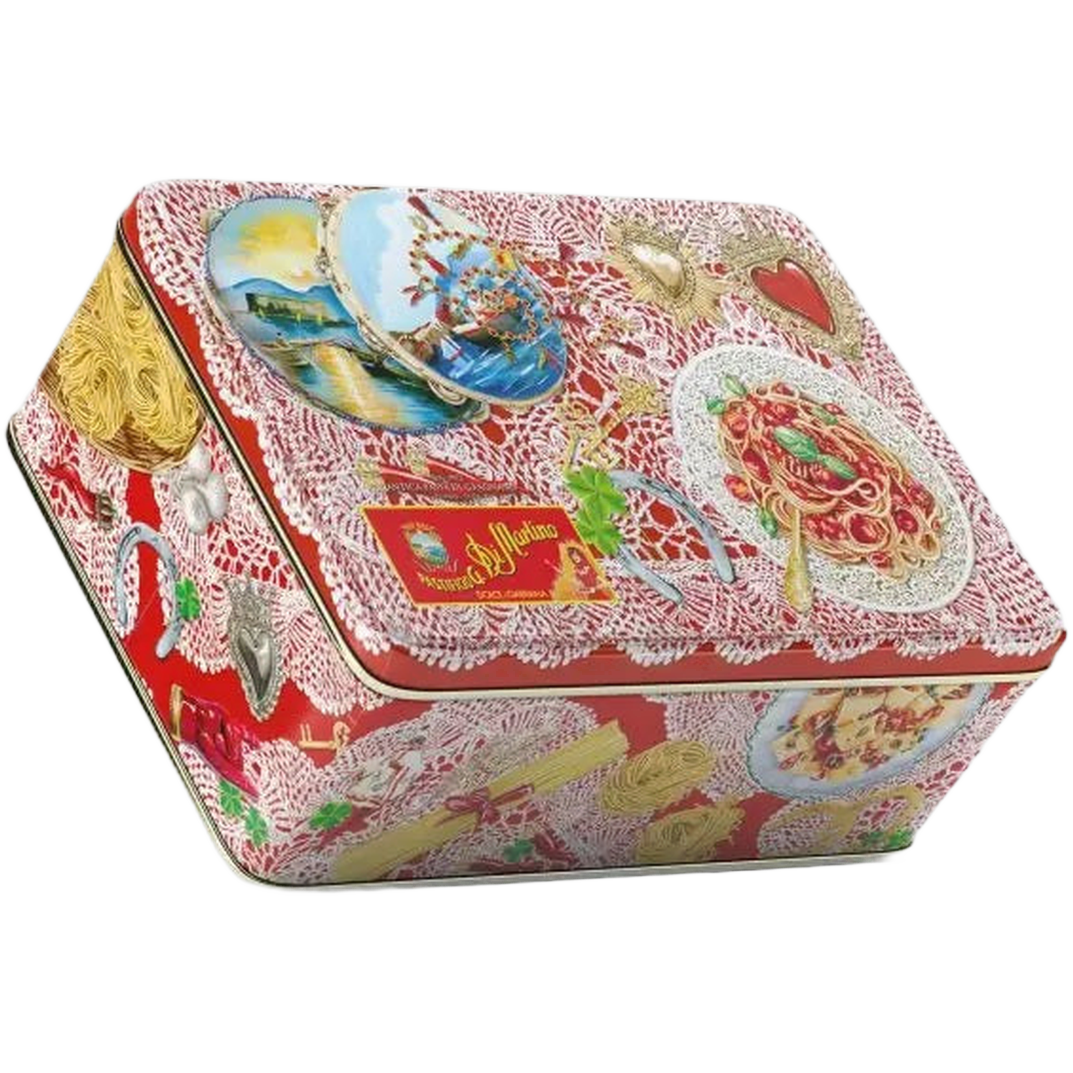 CB LATTA ML D&G PORTAFORTUNA Pasta di Gragnano 5 x 500 gr – Metalowy zestaw pudełkowy 5 x 500 g makaronów IGP + autorski fartuszek D&G bez tła